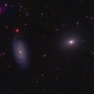 La galaxie spirale NGC5985 (à gauche) et la galaxie elliptique NGC5982 (à droite) dans la constellation du Dragon.